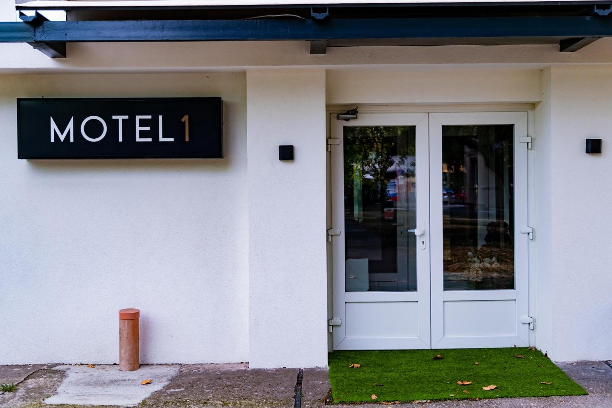 Motel1- A Megfizetheto Luxus! ดูเนาวิวาโรส ภายนอก รูปภาพ