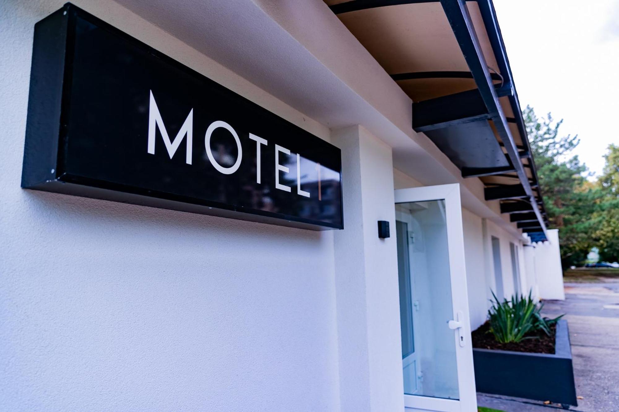 Motel1- A Megfizetheto Luxus! ดูเนาวิวาโรส ภายนอก รูปภาพ